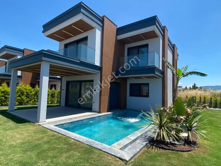 Kuşadasında Soğucak Bölgesinde Fuul Deniz Manzaralı Tek Müstakil Özel Havuzlu Lüks Villa