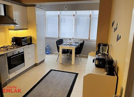 Evgör Emlak'dan Merkezde Asansörlü 1.kat 3+1 140m2 Satılık Daire