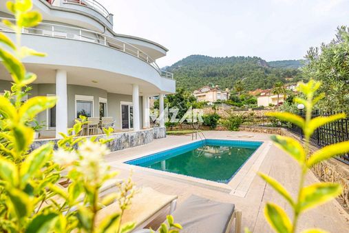 Alanya Oba’da Satılık Manzaralı 5+1 Müstakil Villa