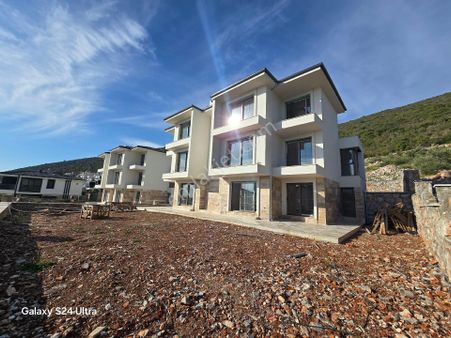 Didim Akbük'de Havuzlu Sitede Deniz Manzaralı Daireler