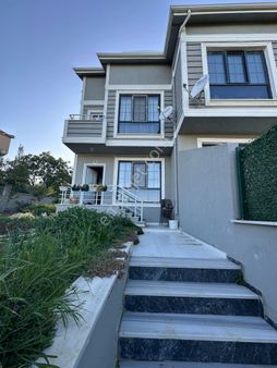 Marmara Ereğlisi'nde Deniz Manzaralı Satılık Triplex Villa
