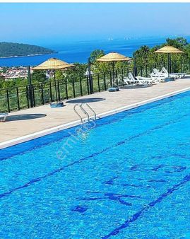 Didim Akbük'de Havuzlu Sitede Geniş Bahçe Katı Daire