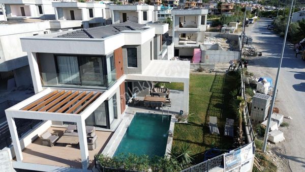 Kuşadası Karaova'da Kapalı Garajlı Lüks Müstakil Villa