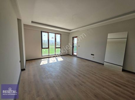 Hasanağa Kızılcıklı'da Havuzlu Site'de Satılık 2+1 Arakat Daire