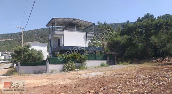 Akbük De Satılık Merkezi Konumda Müstakil Villa.