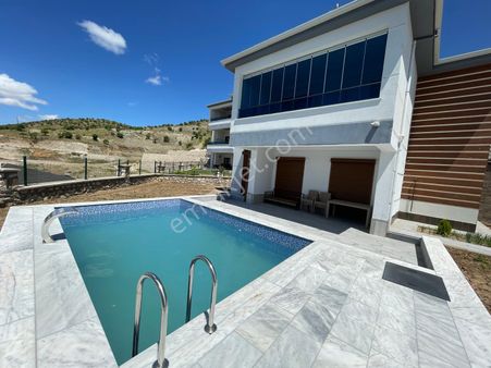 Mevsim Gayrimen'kulden Gülmez'de Muhteşem Manzaralı Lüks Villa