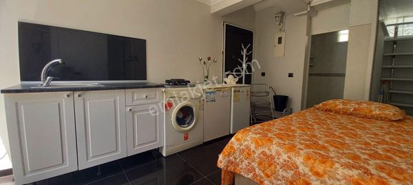 Kuşadası'nda 1+0 (sadece Tek Kişi İçin) Senelik Kiralık Havuzlu Plaja Yakın Güvenli Sitede