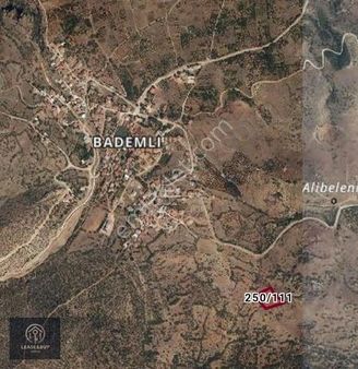 Konya Hadim Bademli Mahallesinde 4400 M2 Yolu Olan Köye 300 M