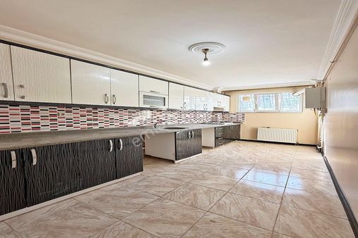 Bahçeşehir'in Kalbinde Acil Satılık Geniş M2 2+1 Bahçekatı!