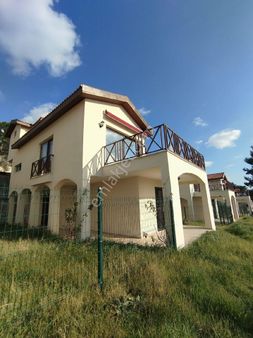 Kadınlar Denizi'nde Denız Manzaralı Site İçi Müstakil Satılık 3+1 Villa