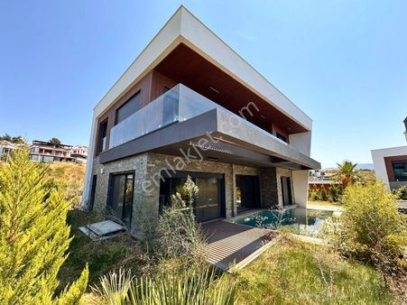 Deniz Manzaralı, Saunalı, Akıllı Ev Sistemli 4+1 Lüks Villa