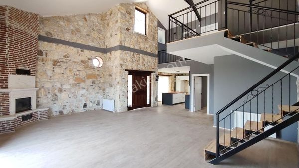 Foçada 500 M² Arsa İçerisinde Gerçek Müstakil Taş Villa