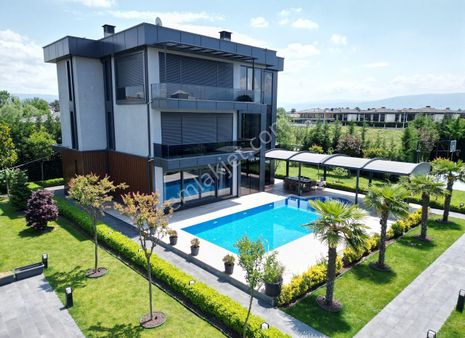 Körpeşler Mahallesi'nde 1832 M2 Arsa İçerisinde 6+1 402 M2 Satılık Müstakil Villa