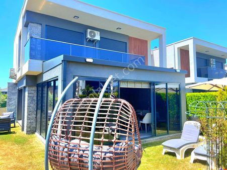 Kuşadasında Plaja Yakın Havuzlu Sitede Ful Eşyalı Tek Müstakil Villa