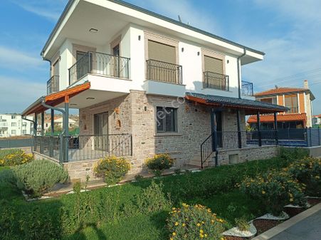 Taş Emlak'tan Sarımsaklıda Saunalı, Havuzlu, Akıllı Ev Sistemli Villa