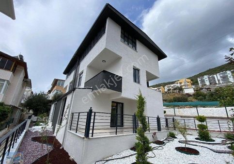 Didim Akbük'te Yenilenmiş 3+1 Bahçeli Villa