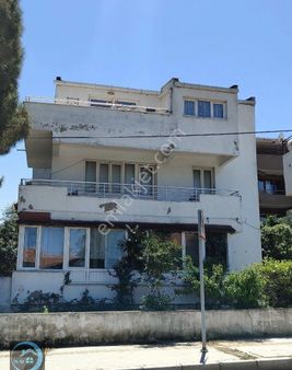 Urla İskele'de Satılık 3 Katlı Müstakil Ev