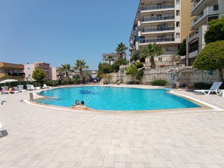 Kuşadası'nda Merkezi Lokasyonda Güvenlikli Site İçinde Yüzme Havuzlu Satılık 2+1 Daire
