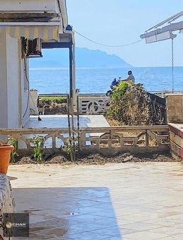 Kuşadasın Da Sahile Sıfır Denecek Kadır Yakın Villa