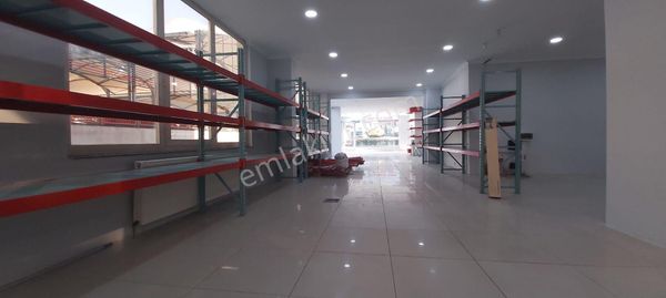 Bursa/nilüfer Üçevlerde Ana Arter Üzerinde,yüksek Görünüm Ve Yaya Trafiği Avantajına Sahip İşyeri.