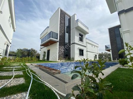 Irmaksudan Zeytinli De Site İçinde Havuzlu Bağımsız Satılık 4+1 Villa
