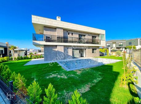 Kuşadası Karaova Mahallesinde Köşe Konumlu Lüks Villa