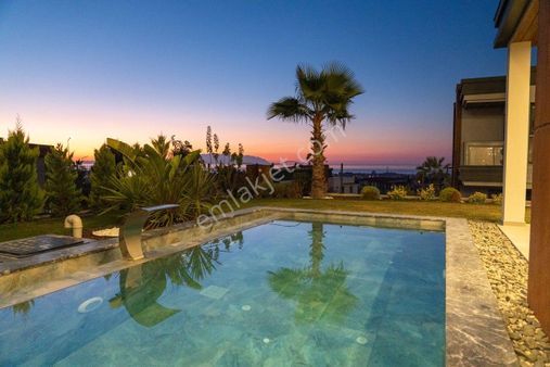 Kuşadası'nda Deniz Manzaralı Müstakil Özel Havuzlu 4+1 Villalar