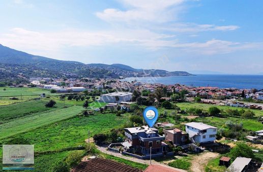 Yenifoça Kozbeyli Mahallesinde Denize Yakın 4+1 Tripleks Satılık