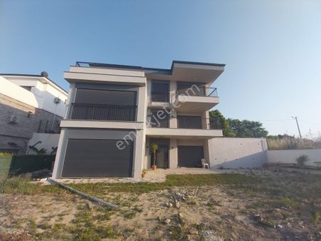 Kuşadası Yaylaköy'de Geniş Bahçeli,sıfır 7+1 Lüks Villa