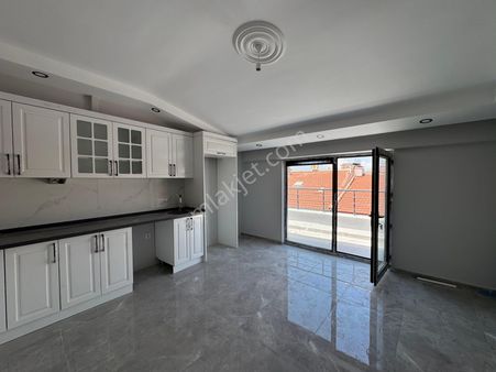 Pi Emlak’tan Dubleks 4+1 Çamlıca’da Ebeveyn Banyolu Çamaşır Odalı Giyinme Odalı Daire