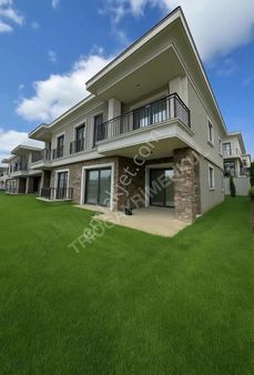 Alya Bahçe'de Köşe Konumlu En Ön Sırada 5+1 Satılık Villa