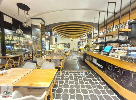 Cadde Üzerinde Köşe Yer Kurulu Düzen Kaçırmayın