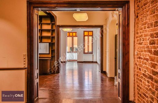 R-one Beyoğlu Asmalı Mescit Tarihi Binada Loft Alan Kiralık Ofis