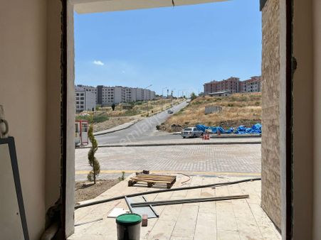 Akgedik Zeki Emlak'tan Toki 4.etap İşlek Cadde'de Kiralık İşyeri