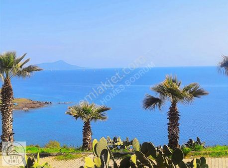 Akyarlar'da Denize Sıfır Sitede Satılık 3+1 Müstakil Villa