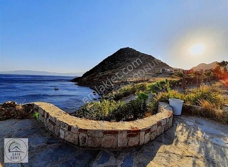 Denize Sıfır Sitede, Deniz Manzaralı Satılık Köşe Arsa