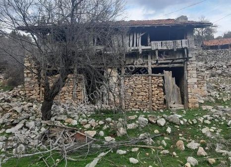 Seydikemer Yayla Karahasantaşı'nda İçinde Evi Olan Satılık Arazi