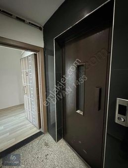 Doğan Araslı Bulvarında Cadde Üstünde İş Hanı İçinde Satılık 1+1