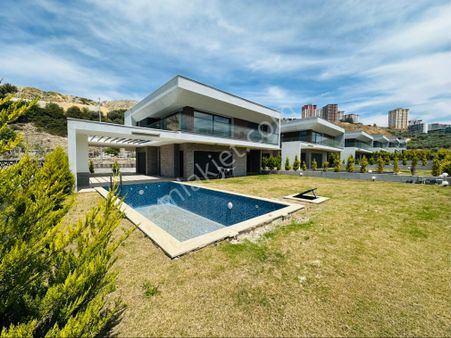Kuşadası Avm Bölgesinde 580m2 Arsalı Ultra Lüks Sıfır Villa