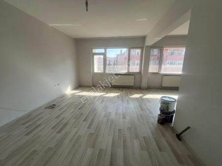 Arkadaş Emlaktan Kıbrıs Caddesinde Satılık Daire