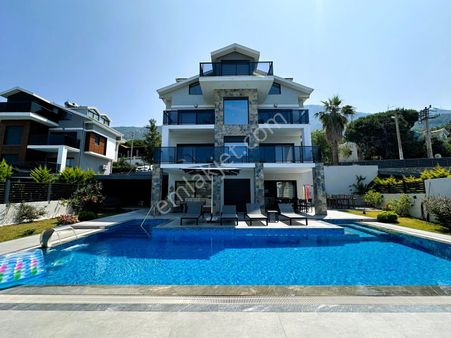 Ovacık'da Özel Havuzlu Bahçeli 6+1 Satılık Villa