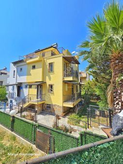 Kuşadası Merkezde 4+1 Köşe Konumlu Geniş Bahçeli Havuzlu Sitede Satılık Villa