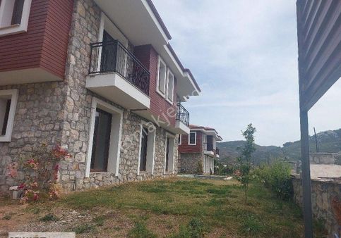 0rhaniye Güneş Emlaktan Havuzlu Villa