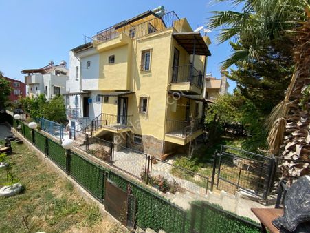 Kuşadası’da Kuştur Mevkinde Havuzlu Site İçinde Tripleks Villa