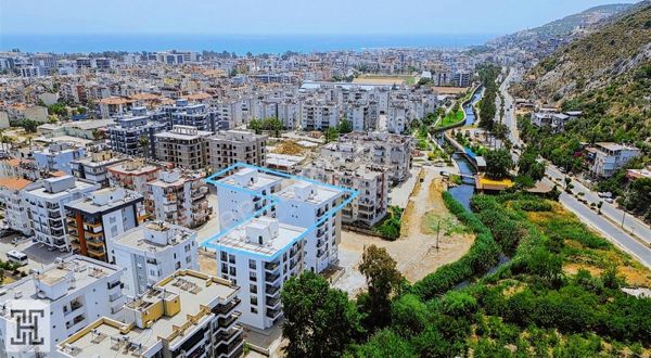 Finike'nin Merkezinde -havuzlu Site - Ara Kat - 2+1 Luks Daire