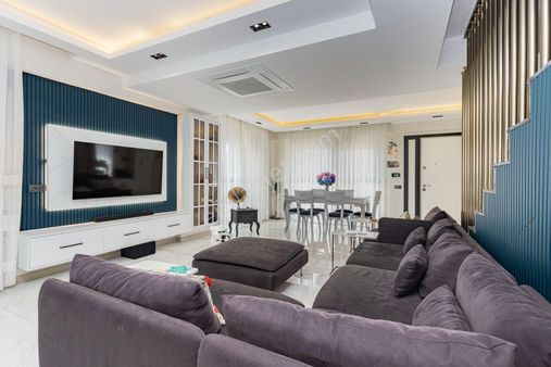 Altıntaş'ın Kalbinde İskanlı, Sıfır, Havuz Manzaralı 3+1 Villa