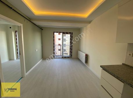 Turpa Buca'dan Havuz Sitede Balkonlu Geniş 1+1 Daire