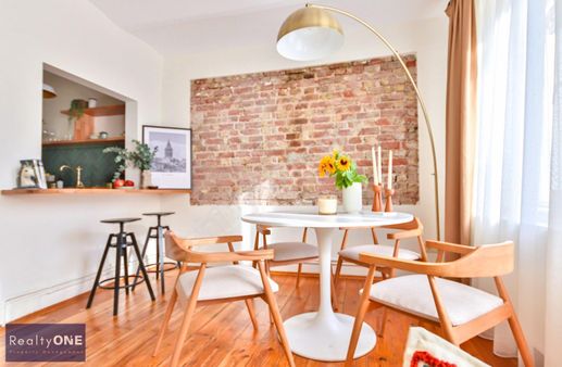 R-one Galata Tarihi Binada Bakımlı Eşyalı 2+1 Satılık Daire-eng