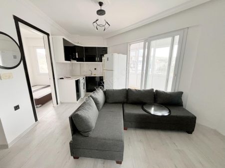 Yeni Foça'da Açık Mutfak Ve Eşyalı Satılık Tadilatlı 2+1 Daire