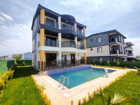 Yeniçiftlik Mh'de Büyük Havuzlu Lüks Villa